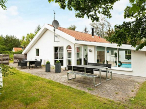 Pretty Holiday Home in Ebeltoft with Swimming Pool in Ebeltoft